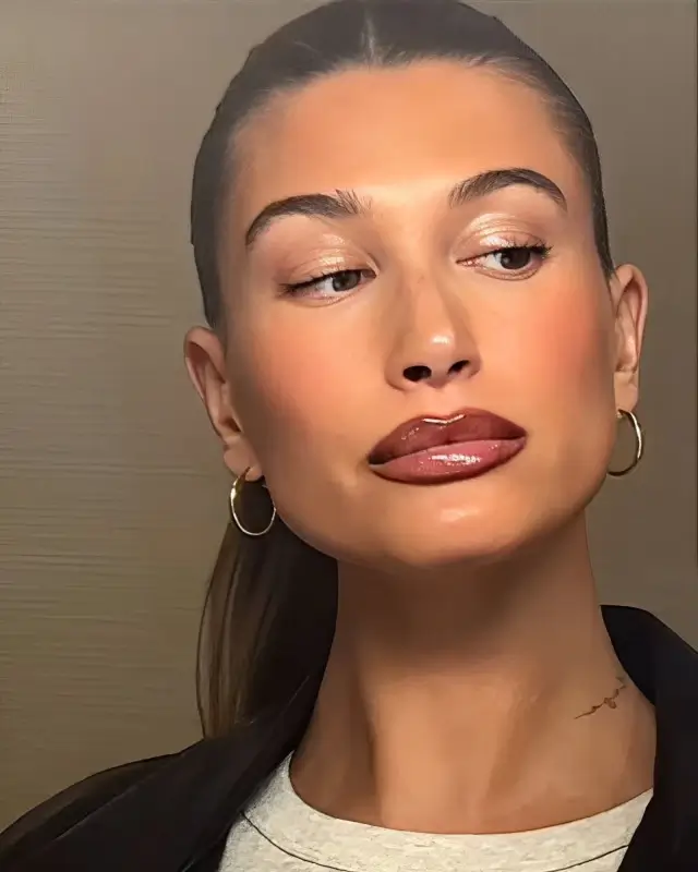 90s-makeup-ultra-lined-lips