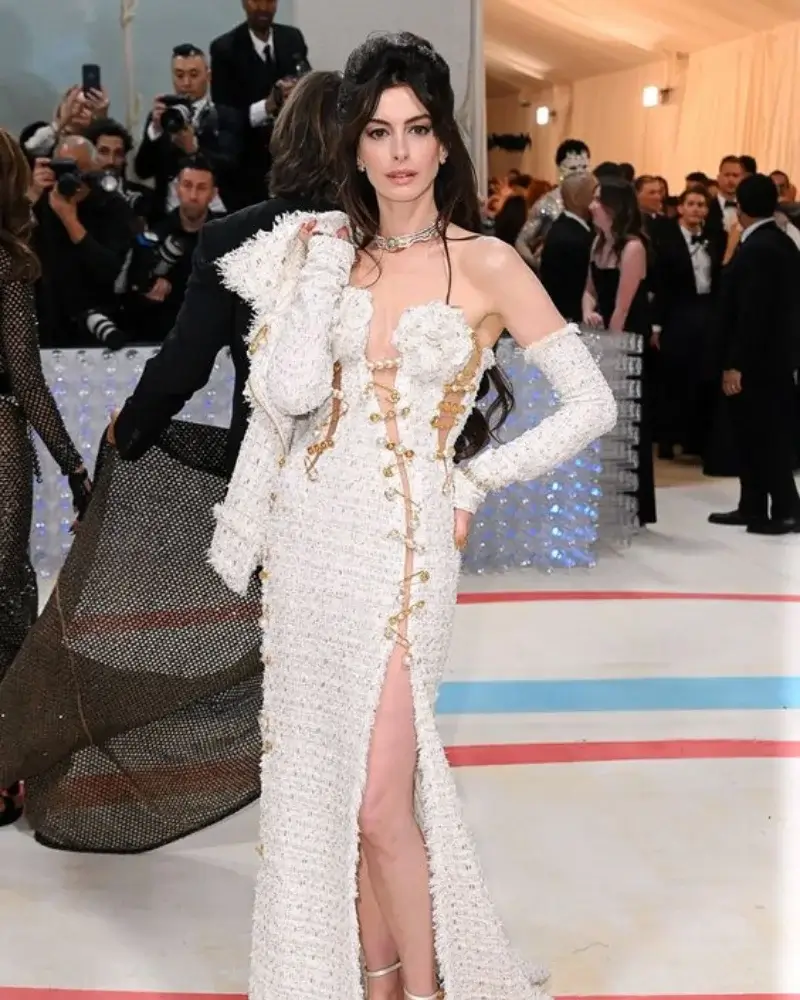 anne-hathaway-met-gala-2023-white-tweed-dress