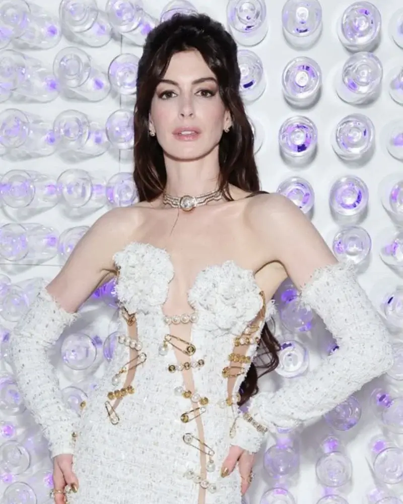 anne-hathaway-met-gala-2023-fashion-statement-or-risk