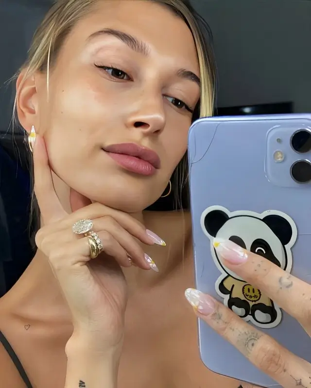 hailey-bieber-daisy-nails