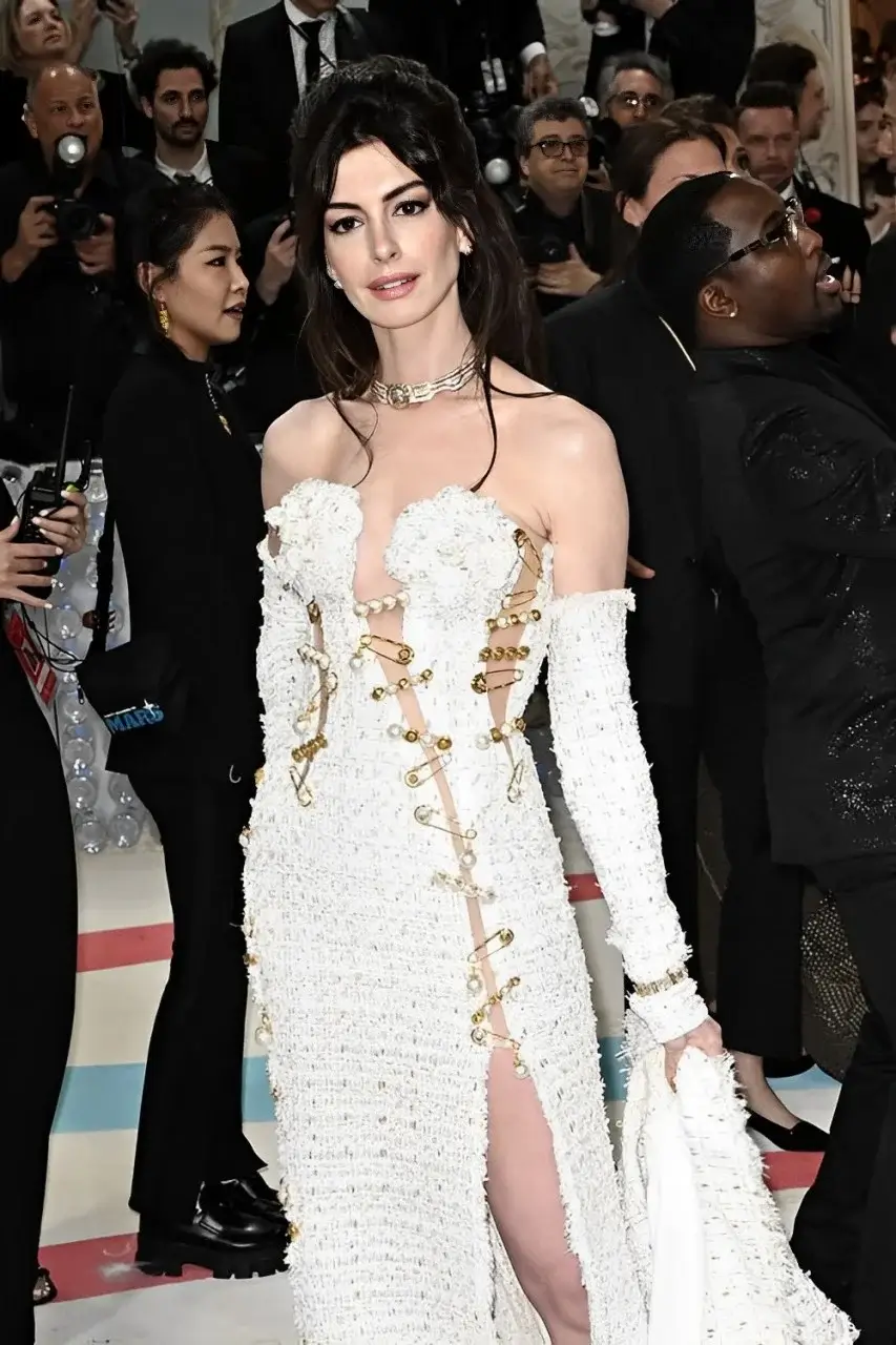 anne-hathaway-met-gala-2023-marriage-of-versace-and-chanel