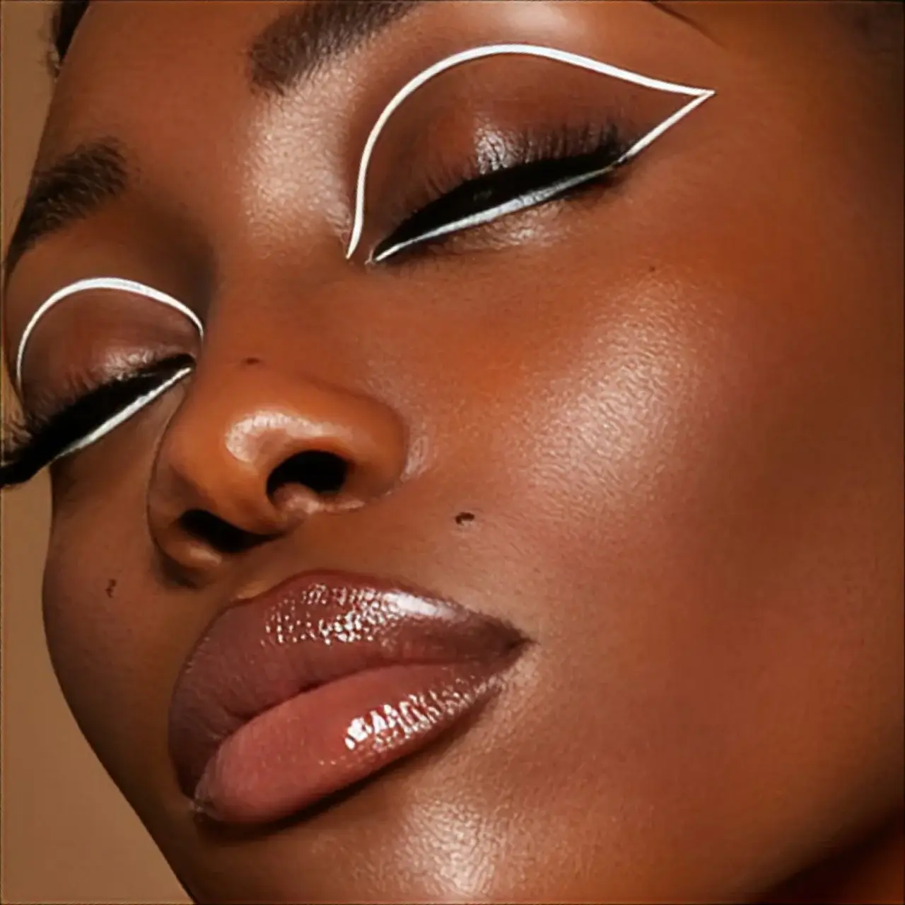 eyeliner-looks-graphic-liner