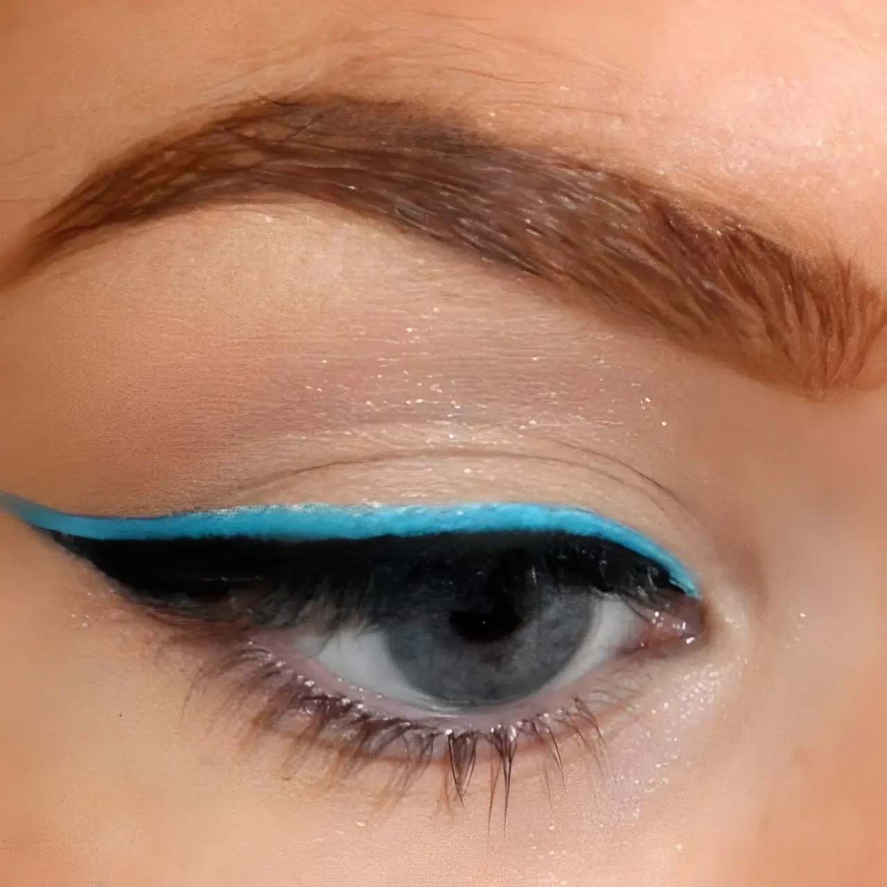 eyeliner-looks-winged-eyeliner-with-colored-liner