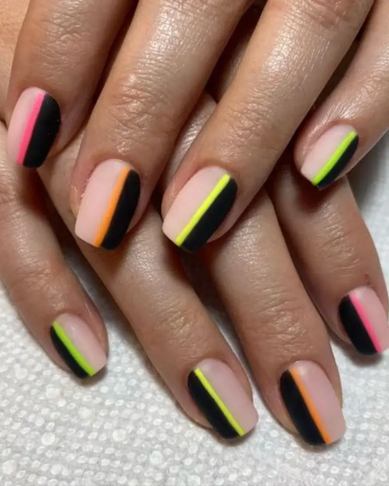 abstract-nail-art-stripes 