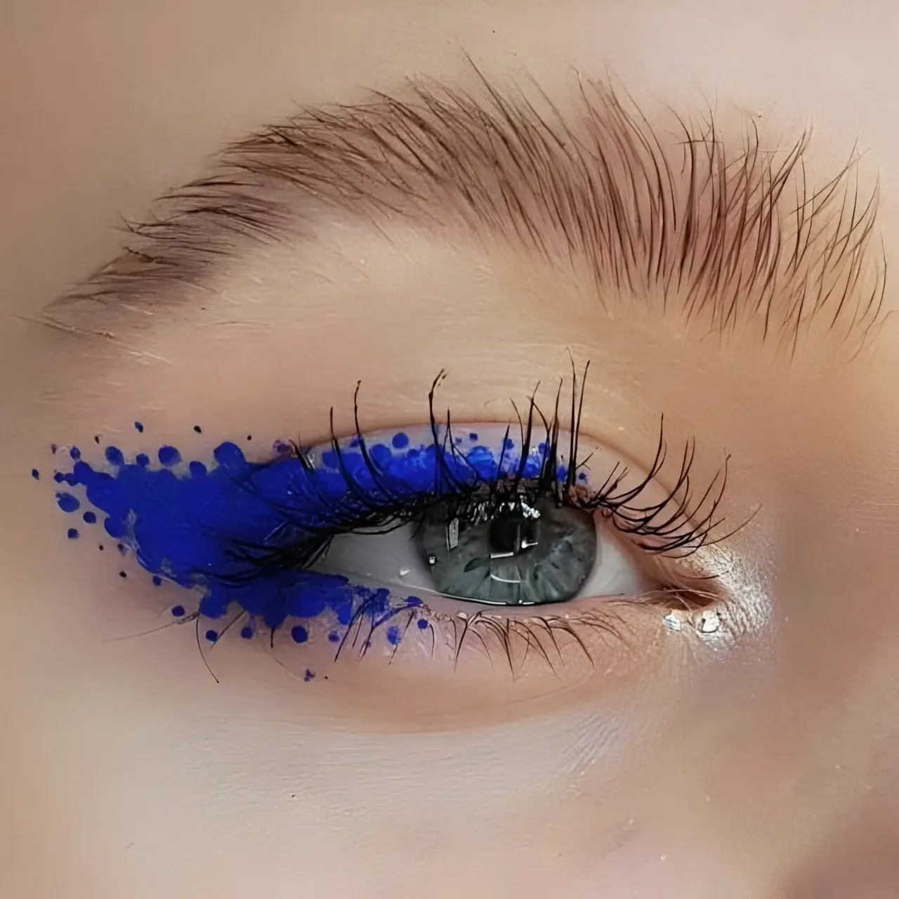 blue-eyeliner-dotted-liner