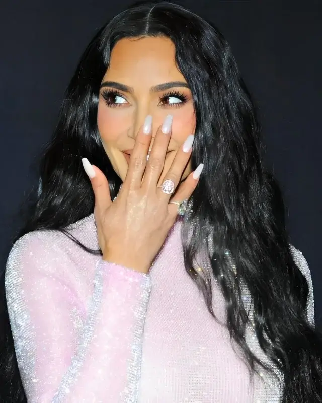 kim-kardashian-press-on-nails