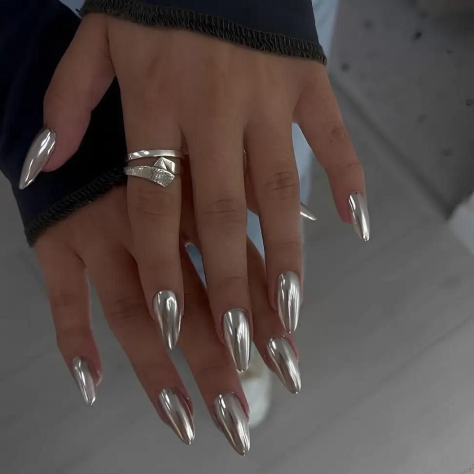 what are silver chrome nails